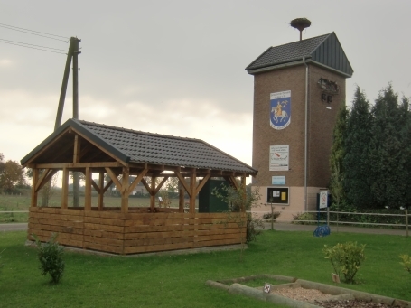 Wesel-Büderich : Büdericher Landwehr, im Hintergrund : der ehem. RWE-Trafoturm ist 1950 errichtet worden, im Vordergrund : eine Schutzhütte bzw. Rasthütte die zum Verweilen einlädt.